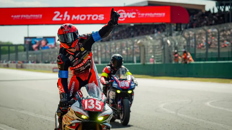 Le pilote de la moto numéro 135 du CAM Racing Team salue le public en fin de course aux 24H Motos du Mans