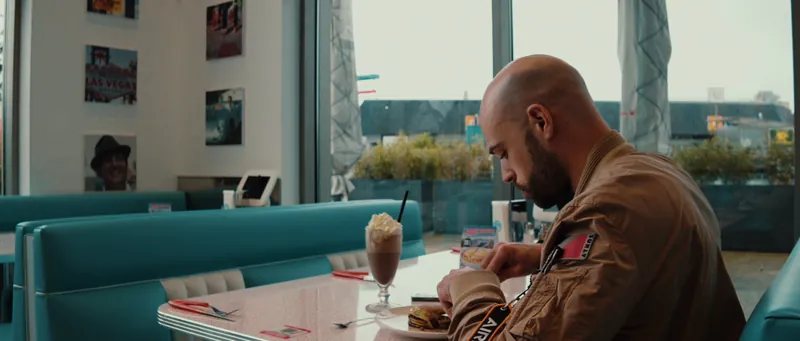 Introduction de la vidéo, tournée dans un diner américain