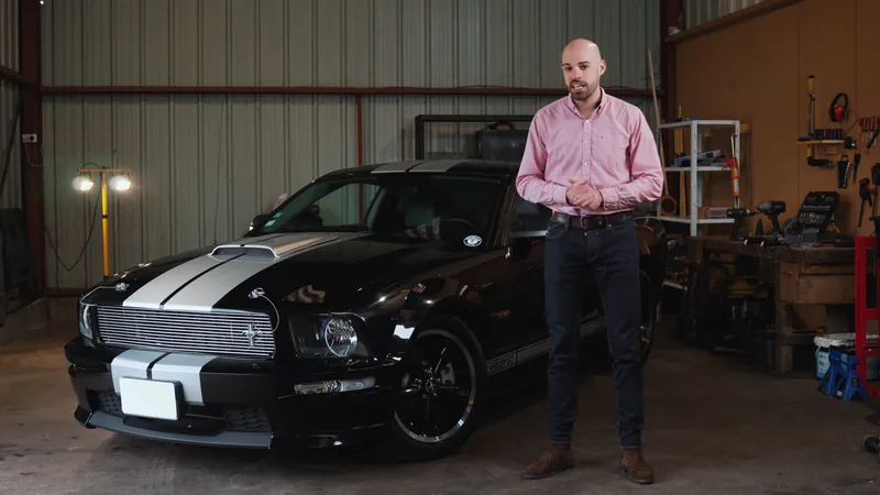 Brenn présente la Mustang Shelby GT dans le garage